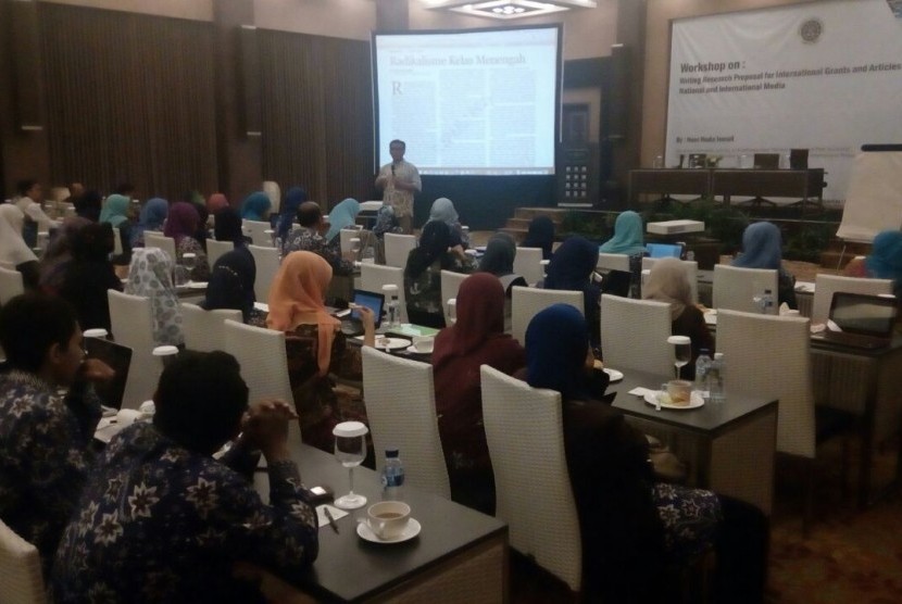 Workshop penulisan untuk para dosen Universitas Ahmad Dahlan (UAD) dengan narasumber Noor Huda Ismail, di Grand Ballroom Hotel Eastparc, Seturan, Sleman, Senin (3/4). 