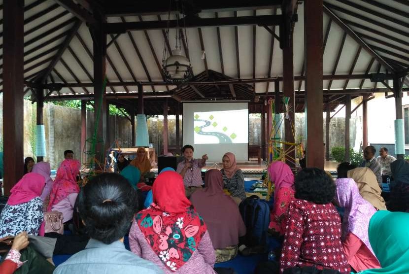 Workshop 'Sekolah Menyenangkan' yang digelar Gerakan Sekolah Menyenangkan (GSM) bekerja sama dengan Sekolah Vokasi UGM dan Dinas Pendidikan Kulonprogo di Sleman, Kamis (30/8).
