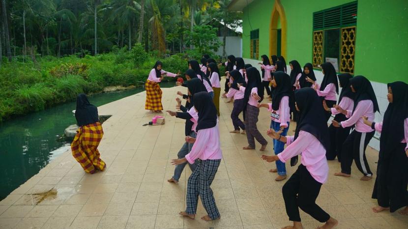 Workshop Tari Bosara atau Tari Penjemputan Tamu bersama para perempuan milenial di Desa Pasempe, Kecamatan Palakka, Kabupaten Bone, Sulawesi Selatan (Sulsel).