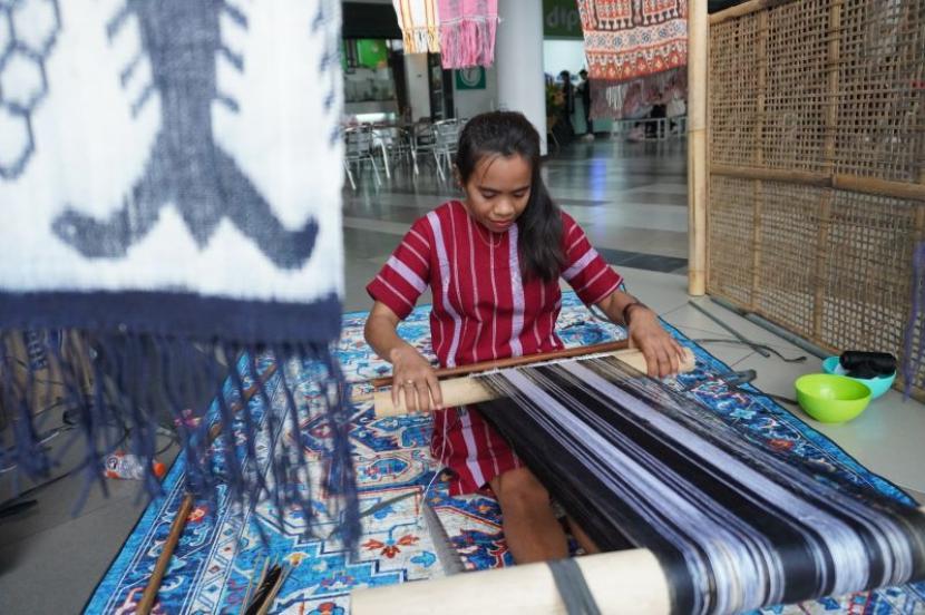 Workshop Tenun Sumba di Pameran Festival PPM UI 