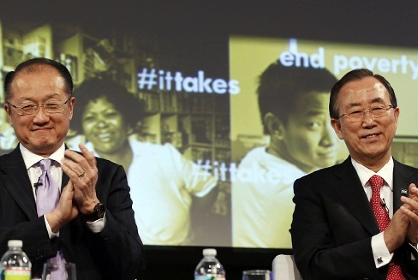 World Bank Group President Jim Yong Kim (left) and UN Secretary-General Ban Ki-moon clap as they speak about poverty at World Bank Headquarters in Washington April 19, 2013. 