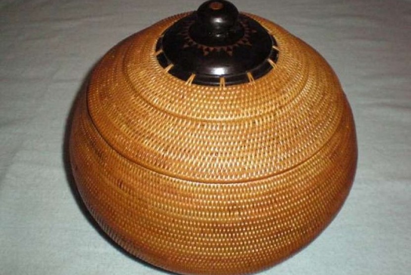 Woven ketak wraps a clay jar (illustration)