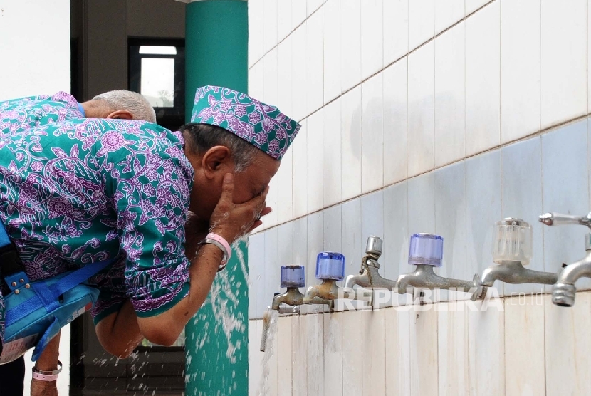  Nabi Muhammad contohkan agar umat menghemat air saat wudhu. Foto: Wudhu (Ilustrasi)