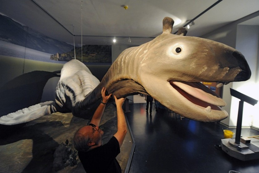 Wujud yang diduga sebagai monster Loch Ness diperlihatkan di Natural History Museum di Kassel, Jerman. 