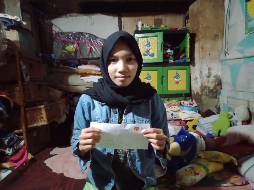 Wulan merupakan seorang ibu muda berusia 24 tahun yang mempunyai 2 anak laki-laki. Ia mengalami kesulitan ekonomi, sehingga mendapat bantuan Rumah Zakat.