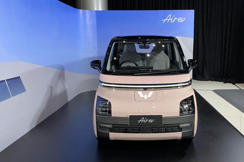 Wuling menawarkan mobil listrik paling murah di Indonesia yang rencananya dipasarkan dengan harga estimasi mulai dari Rp 250 juta. 