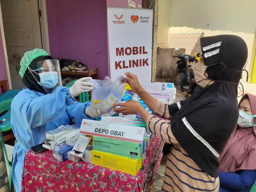 Wuling Motor dan Rumah Zakat berikan layanan kesehatan gratis melalui program Mobil Klinik. Program dilaksanakan di Desa Pondok Udik RT 01 RW 02 Kecamatan Kemang Kabupaten Bogor, Selasa (8/9)