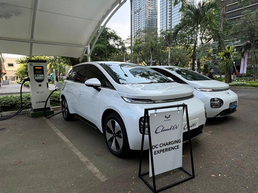 Wuling Motors mendirikan fasilitas pengisian cepat baterai kendaraan listrik (EV) bernama DC charging di sejumlah lokas.