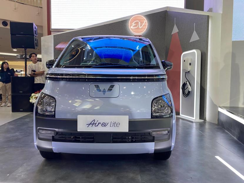 Wuling Motors menghadirkan varian baru dari Air ev Lite yakni Air ev Lite Long Range dengan jarak tempuh 300 kilometer dan harga Rp 190 juta di Jakarta, Jumat (20/9/2024).