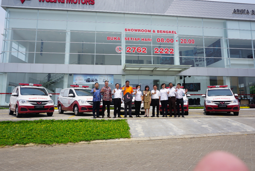 Wuling Motors (Wuling) hari ini melakukan serah terima lima unit Confero yang dioperasikan sebagai ambulans dan mobil klinik kepada Rumah Zakat di Wuling Arista Bintaro, Tangerang Selatan. 