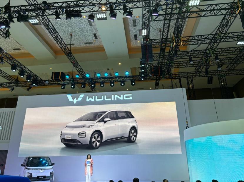 Wuling Motors memperkenalkan mobil listrik Wuling Cloud EV untuk konsumen Indonesia di arena pameran Indonesia International Motor Show (IIMS) 2024, Kamis (15/2/2024)