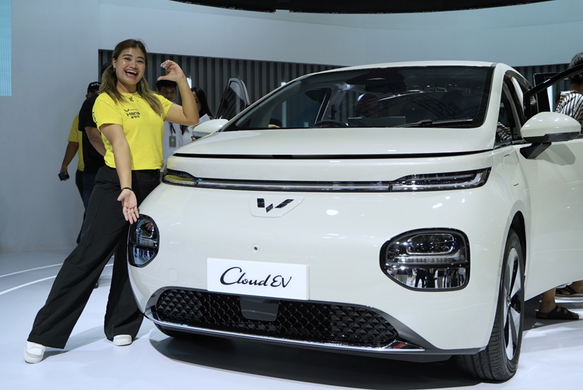 Wuling Motors (Wuling) invited its five official communities to see firsthand the exterior and interior of Wuling's newest electric car, Cloud EV, at IIMS 2024 on Saturday (17/2/2024) and Sunday (18/2/2024).