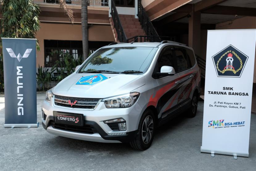 Wuling Motors (Wuling) resmi menjalankan program Wuling Bakti Pendidikan di SMK Taruna Bangsa, Pati, Jawa Tengah, Kamis (30/9). 