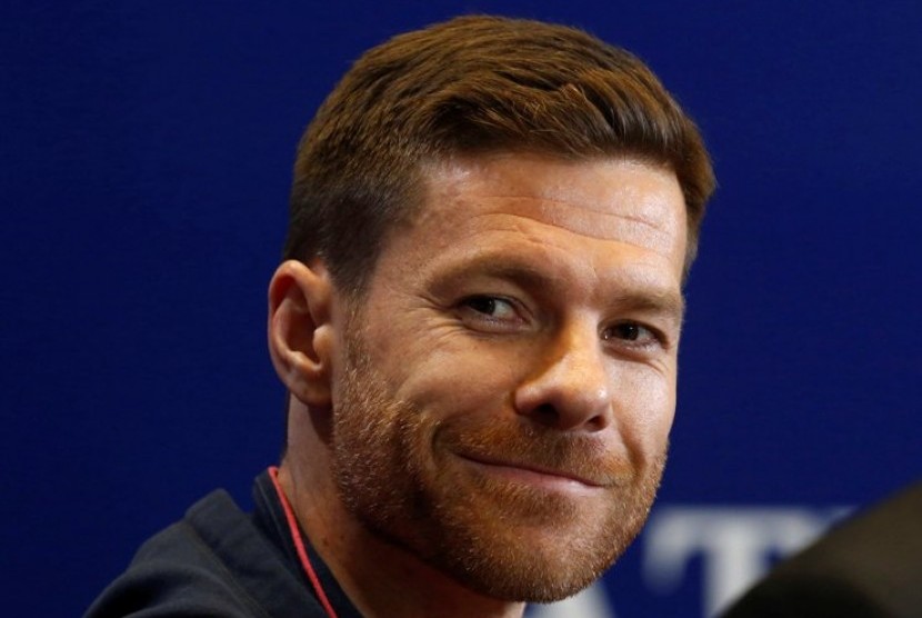 Xabi Alonso.  Pelatih Aston Villa Steven Gerrard sedang mempertimbangkan untuk menambah stafnya di kursi kepelatihan dengan menunjuk mantan rekan setimnya di Liverpool, Xabi Alonso.