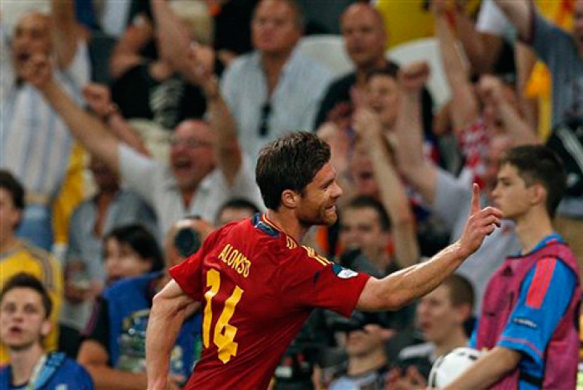 Xabi Alonso merayakan gol ke gawang Prancis, Ahad (24/6) dinihari WIB.