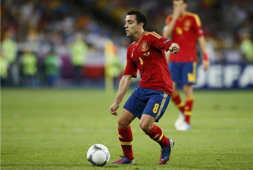 Xavi Hernandez, gelandang timnas Spanyol, mengontrol bola saat menghadapi Italia di final Piala Eropa 2012.