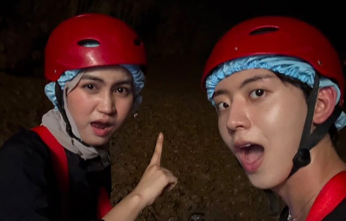 Xaviera Putri dan Heo Seong-beom dalam program TV Korea We Meet Now yang tayang di Channel S.