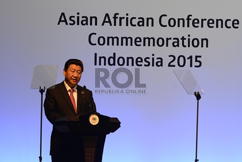 Xi jinping memberikan pandangan nya mengenai Konferensi Tingkat Tinggi Asia Afrika saat leader summit yang merupakan puncak rangkaian peringatan 60 tahun KTT Asia Afrika di Jakarta Convention Center, Jakarta, Rabu (22/4).(Republika/Raisan Al Farisi)