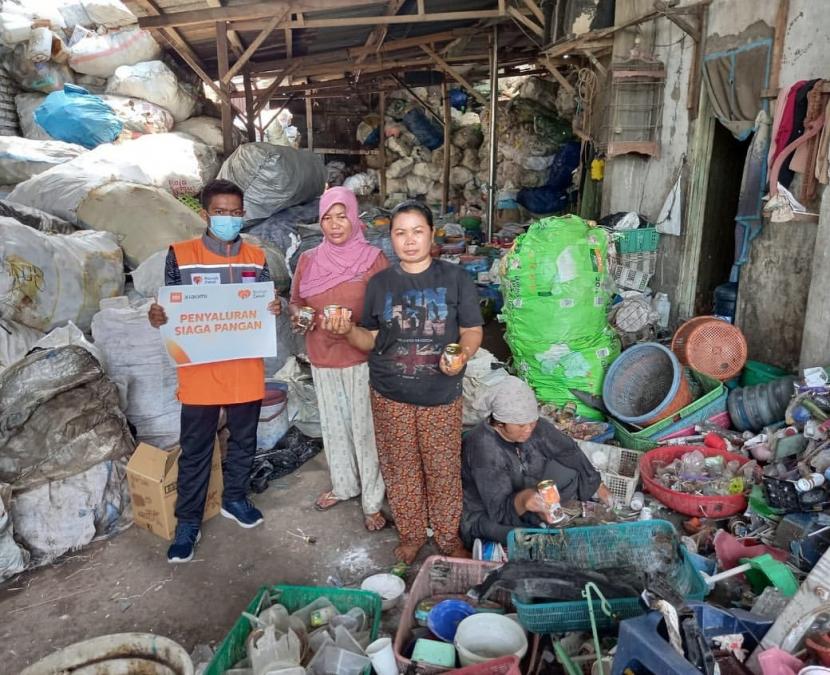 Xiaomi Indonesia bersama Rumah Zakat menyalurkan bantuan Siaga Pangan untuk masyarakat Perkampungan Pemulung di Keputih dan Perkampungan 1001 Malam, Kelurahan Dupak, Kecamatan Krembangan.