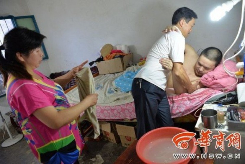 Xie Xiping bersama suami barunya merawat mantan suaminya.