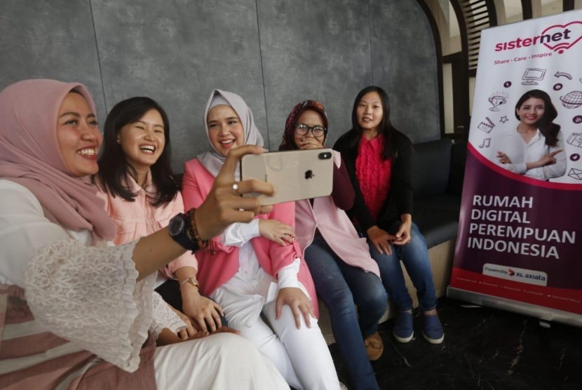 XL Axiata Tbk (XL Axiata) melalui program Sisternet bekerja sama dengan Kumpulan Emak Blogger (KEB) menggelar satu rangkaian edukasi literasi digital bernama “Arisan Ilmu” di enam kota. Salah satunya, di Kota Bandung,  XL menggelar literasi digital dengan mengambil tema “Optimisasi Media Sosial dengan VLOG”, Ahad (18/8).