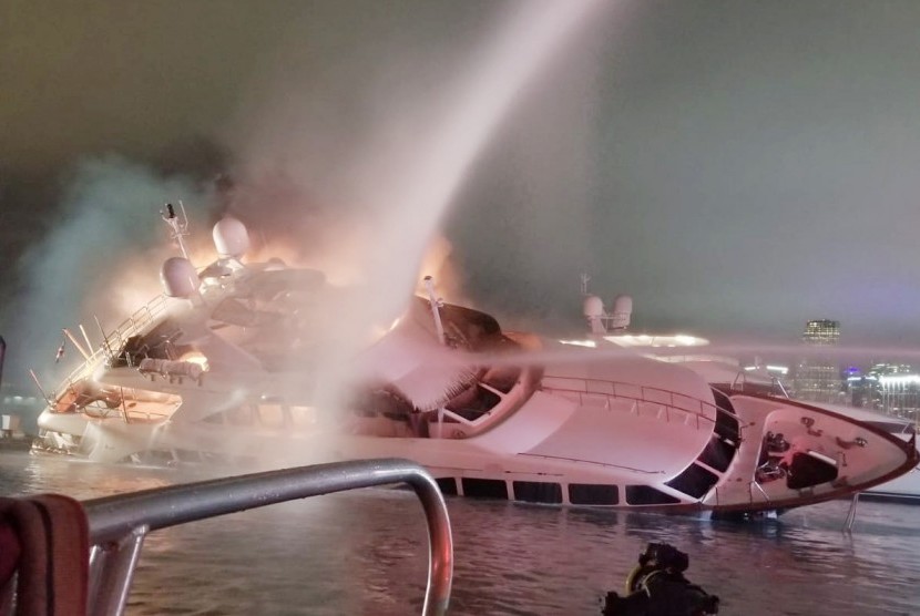 Yacht milik Marc Anthony terbakar di Miami, Florida, AS, pada 18 Desember.