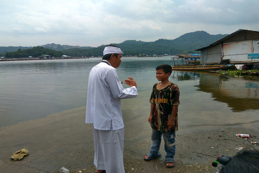 Bupati Purwakarta Dedi Mulyadi (kiri) berdialog dengan seorang warga saat berkunjung ke Waduk Jatiluhur, Senin (26/12). 