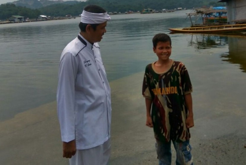 Yadi Mulyadi (12 tahun), bocah DO sekolah berani usulkan soal pengawasan pemancing di Waduk Jatiluhur ke Bupati Purwakarta, Senin (26/12). Anak ini langsung diangkat jadi koordinator kebersihan dan pengawasan pemancing di wilayah Ubrug.