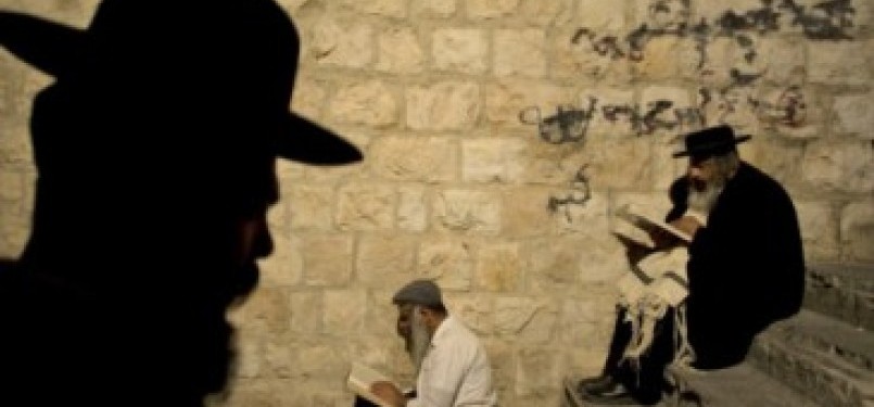 Yahudi ultra-ortodok tengah beribadah di makam Nabi Yusuf di kota Nablus