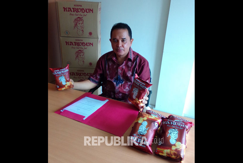 Yana Hawi Arifn pemilik keripik karuhun Sukabumi UMKM binaan Bank BJB.