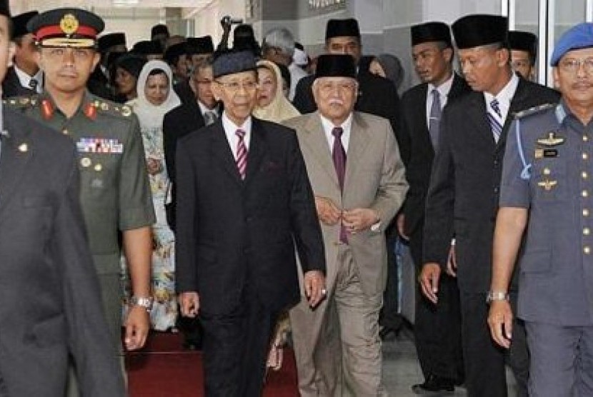  Yang di-Pertuan Agong Tuanku Abdul Halim Mu'adzam Shah (tengah berjas hitam) and Penang Yang di-Pertua Tun Datuk Seri Utama Abdul Rahman Abbas mengunjungi mantan Kedah MB Datuk Seri Azizan Abdul Razak di RS Penang pada Mei lalu. Seorang wanita ditahan set