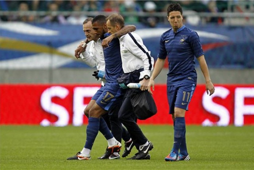 Yann M'Villa (dua kiri), gelandang timnas Prancis, dibopong meninggalkan lapangan akibat mengalami cedera dalam laga uji coba lawan Serbia di Stadion Auguste Delaune, Reims, Prancis, pada Kamis (31/5). 