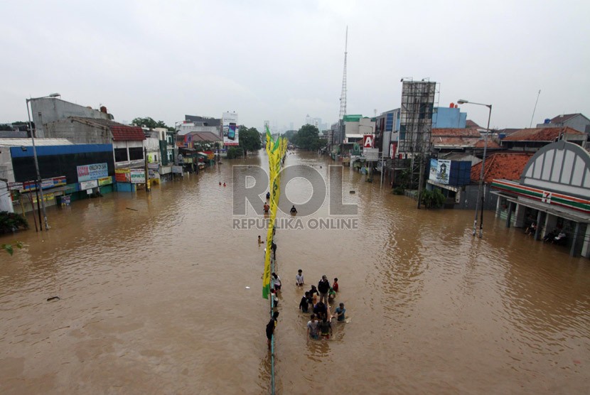  Banjir menggenangi Jalan KH Abdullah Syafe'i di Kampung Melayu Besar, Jakarta, Senin (13/1).  (Republika/Yasin Habibie)