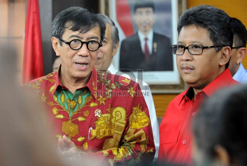 Yasonna Laoly (kiri) berbincang dengan Sekretaris Jenderal PDI Perjuangan Hasto Kristiyanto (kanan) usai penyerahan susunan kepengurusan DPP PDI Perjuangan kepada di Gedung Kementerian Hukum dan HAM, Jakarta, Rabu (6/5). (Republika/Agung Supriyanto)