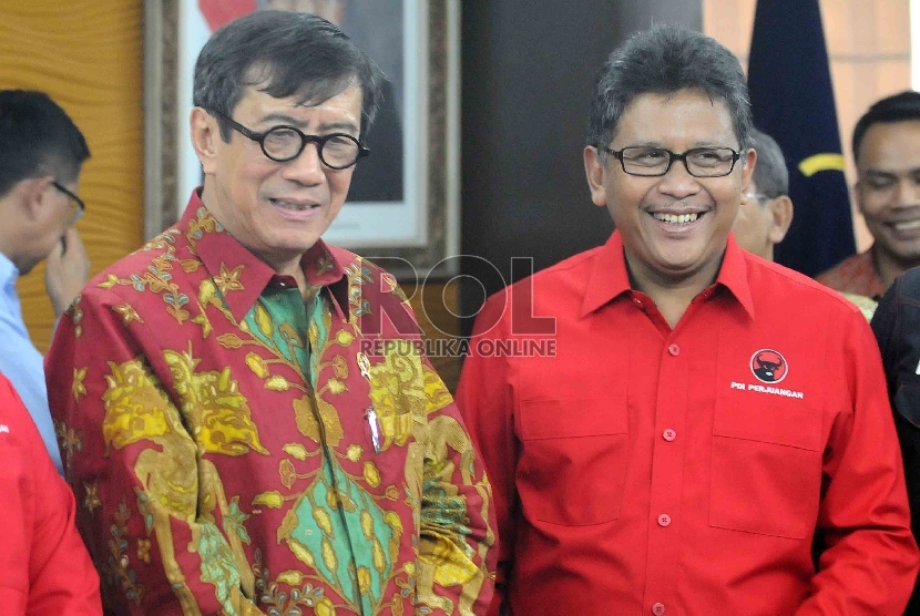 Yasonna Laoly (kiri) berbincang dengan Sekretaris Jenderal PDI Perjuangan Hasto Kristiyanto (kanan) usai penyerahan susunan kepengurusan DPP PDI Perjuangan kepada di Gedung Kementerian Hukum dan HAM, Jakarta, Rabu (6/5). (Republika/Agung Supriyanto)