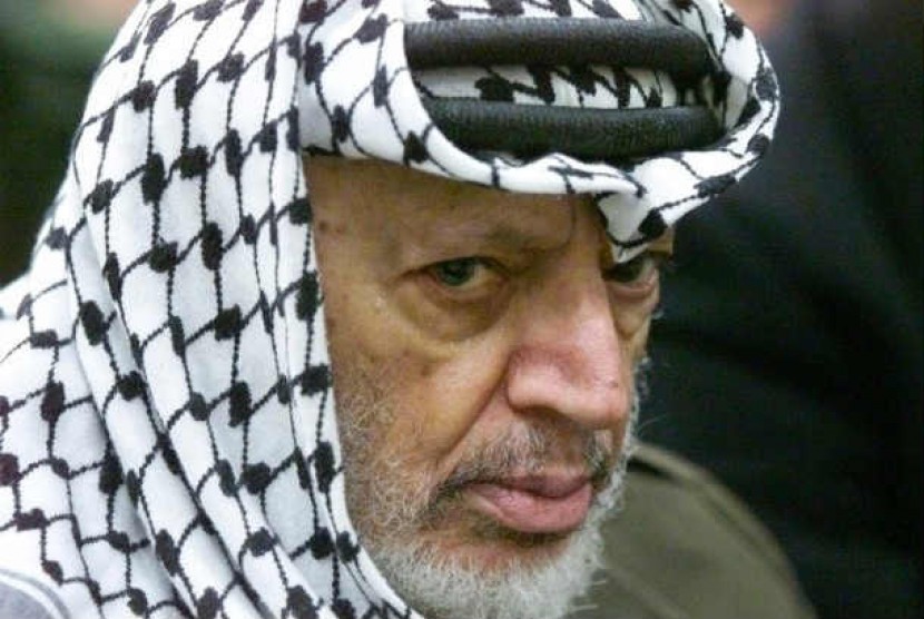 Abbas menggelar penghormatan untuk almarhum Yasser Arafat yang wafat pada 11 November 2004. Yasser Arafat 