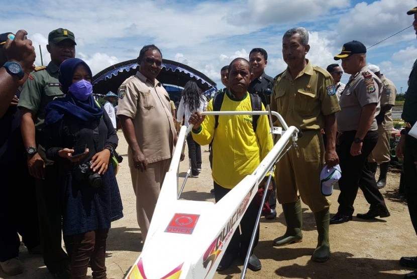 Yavet Blesiah (berkaos kuning), peternak Kelurahan Makotyamsa, Distrik Mayamuk, Kabupaten Sorong, Papua Barat yang mendapatkan bantuan hand tractor dari Menteri Pertanian Andi Amran Sulaiman. Mentan hadir di Kelurahan Malawili, Distrik Aimas, Kabupaten Sorong, Papua Barat, dalam rangka melakukan kunjungan kerja sekaligus meresmikan Gerakan Tanam Padi dan Inseminasi Buatan Sapi di kabupaten itu, Selasa (20/6). 