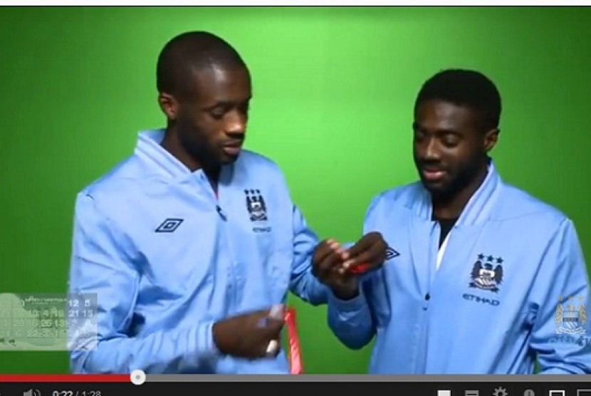 Yaya Toure dan Kolo Toure dalam pembuatan video ucapan selamat Natal yang dibuat manjemen Manchester City.