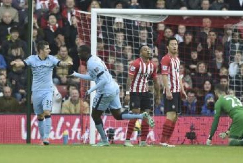 Yaya Toure (kedua kiri) berlari setelah mencetak gol ke gawang Sothampton, Ahad (30/11).