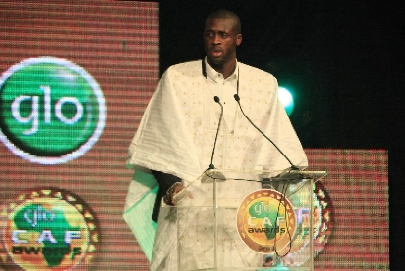 Yaya Toure ketika menerima penghargaan Pemain Terbaik Afrika 2013.