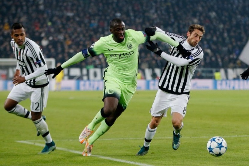 Yaya Toure (tengah)