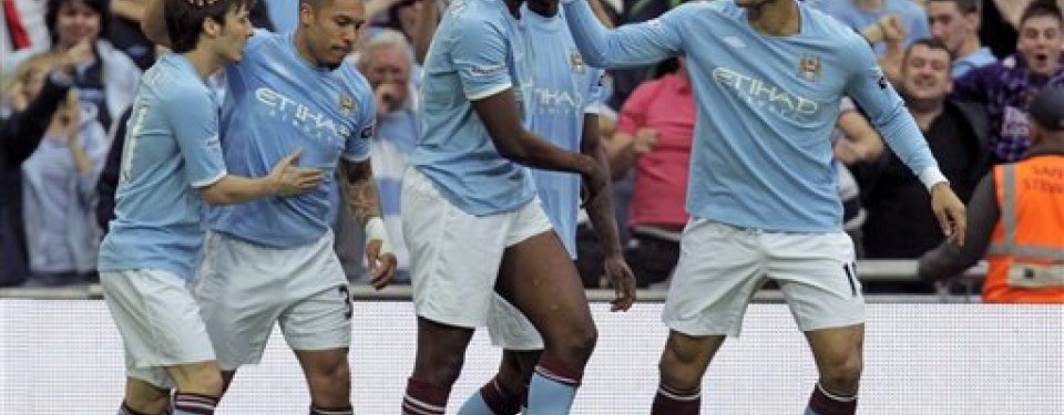 Yaya Toures (tengah), gelandang Manchester City, usai menjebol jala Manchester United di semifinal Piala FA di London pada Sabtu (16/4).