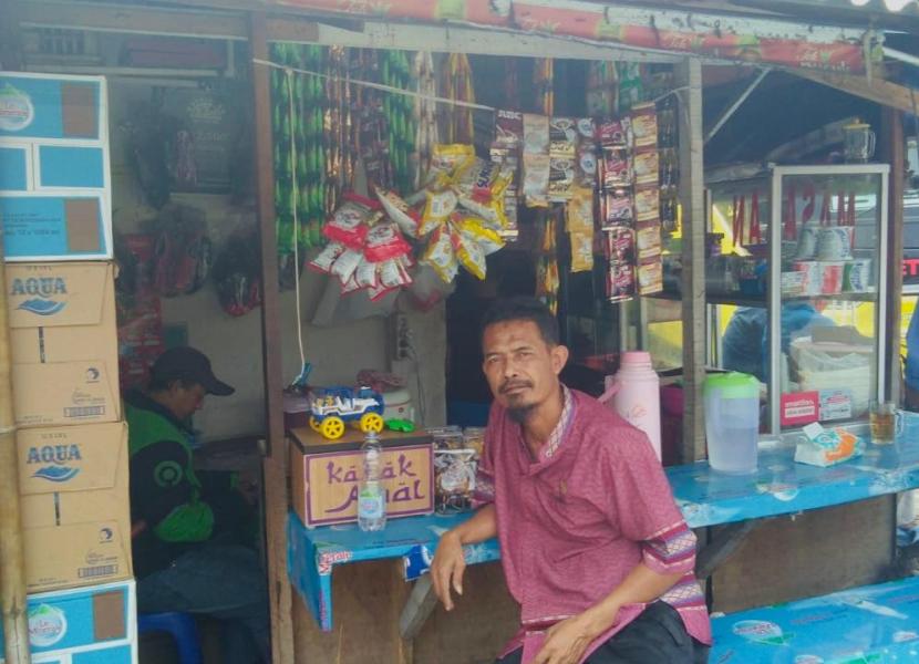 Yayak, salah satu pedagang di Terminal Lebak Bulus, Jaksel, Kamis (30/7), mengeluhkan sepinya pembeli.