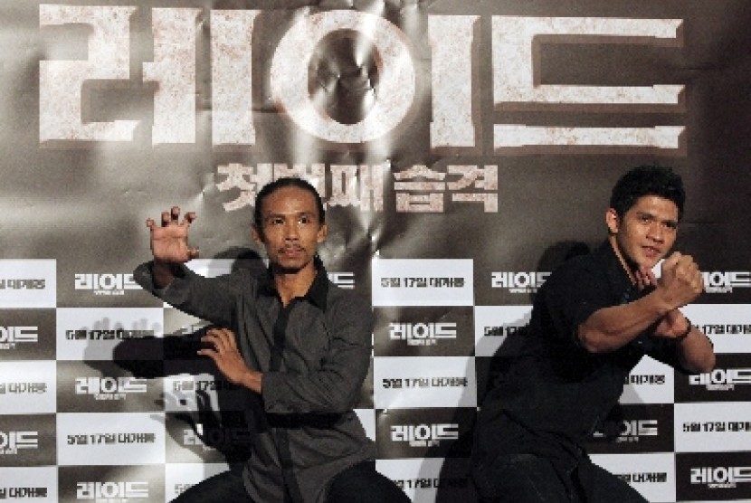 Yayan Ruhian dan Iko Uwais saat mempromosikan fil The Raid: Redemption di Seoul, Korea Selatan, 1 Mei 2012.