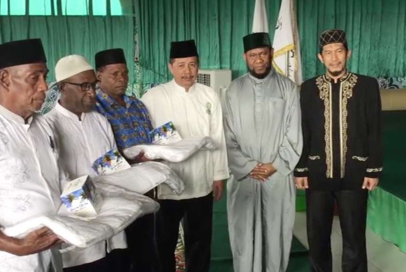 Yayasan Al-Fatih Kafah Nusantara (AFKN) memberikan kesempatan kepada kepala suku dan tokoh adat papua untuk melaksanakan ibadah haji.