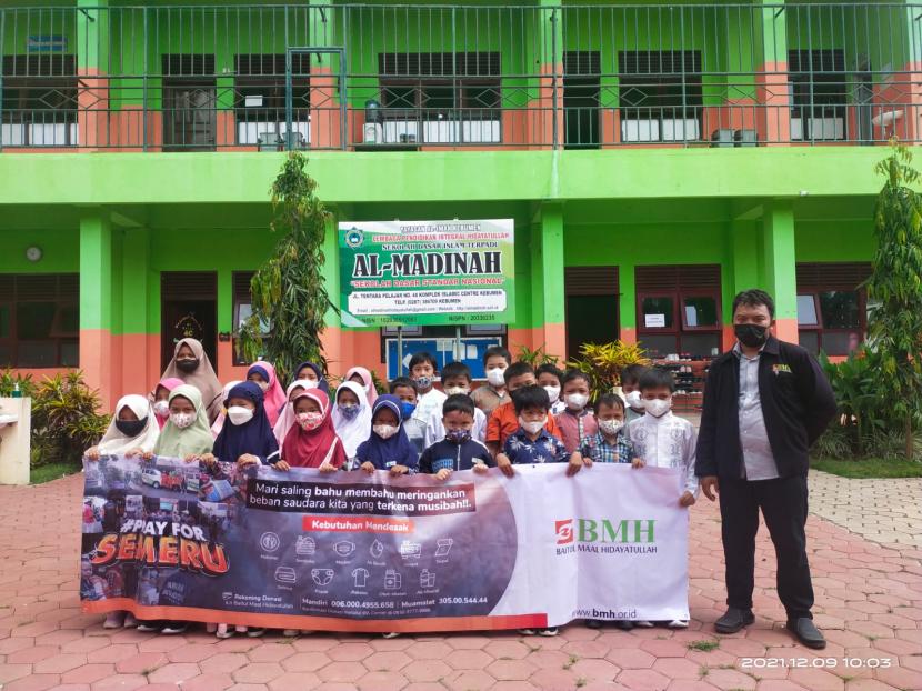 Yayasan Al-Iman Kebumen menggalang dana untuk membantu korban  letusan Gunung Semeru, Jawa Timur.