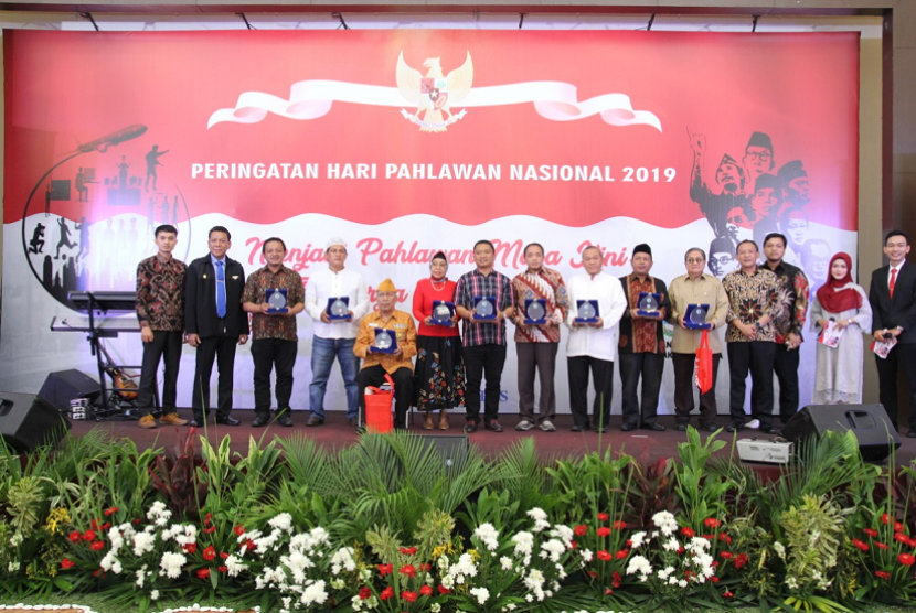 Yayasan Al Kahfi cabang Jakarta Utara menyelenggarakan peringatan Hari Pahlawan yang diadakan di Universitas 17 Agustus 1945 Jakarta dengan tema “Menjadi Pahlawan Masa Kini, Berkarya Membangun Negeri”.