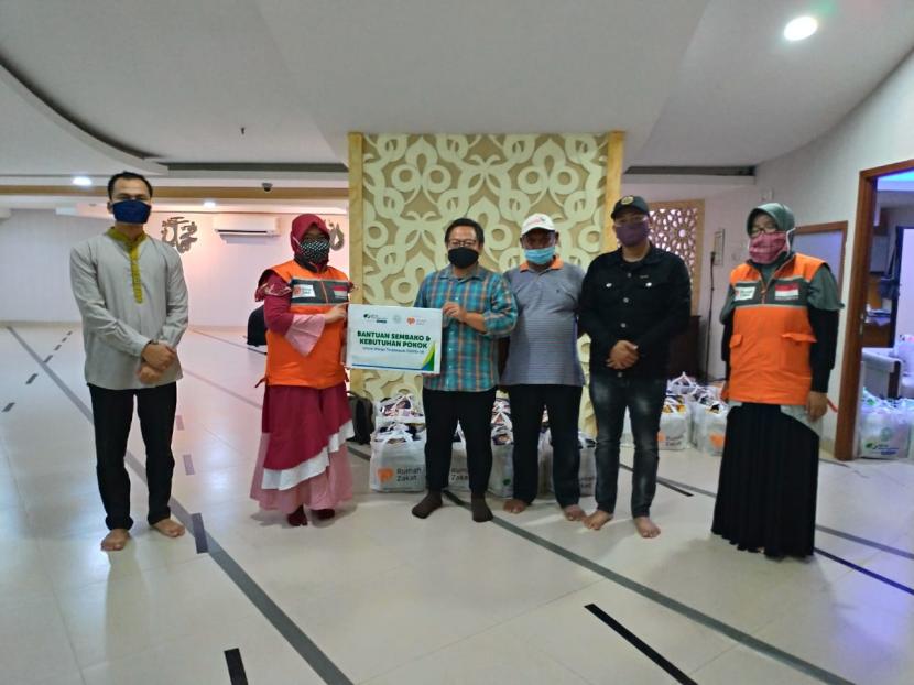 Yayasan Al Maghfirah bersama Rumah Zakat salurkan 200 paket bingkisan untuk anak yatim dan dhuafa Jakarta.