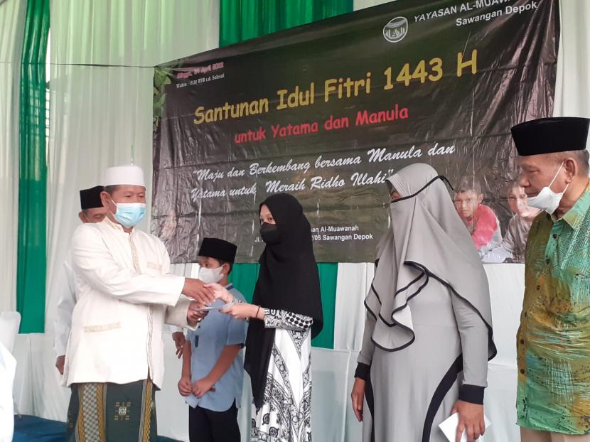 Yayasan Al-Muawanah Sawangan menyerahkan santunan Idul Fitri secara simbalik  kepada anak yatim di RW 05 dan RW 06 Sawangan, dalam acara santunan di kantor Yayasan Al-Muawanah Sawangan, Senin (25/4).