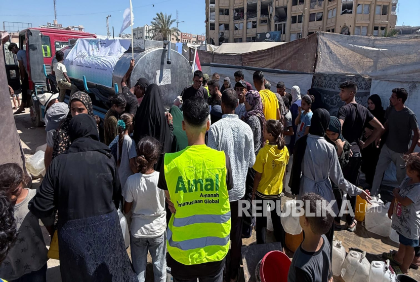 Yayasan AMAL (Amanah Kemanusiaan Global) menyalurkan program Sedekah Air Bersih Siap Minum di Gaza. 